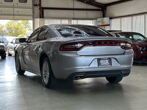 Used 2015 Dodge Charger SE RWD image 4