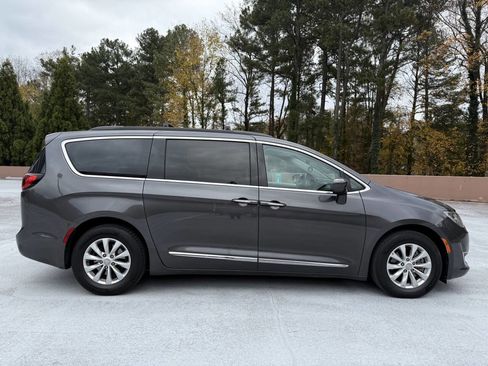 Used 2017 Chrysler Pacifica Touring-L image 8