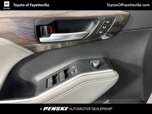 Used 2023 Toyota Highlander Platinum FWD image 27