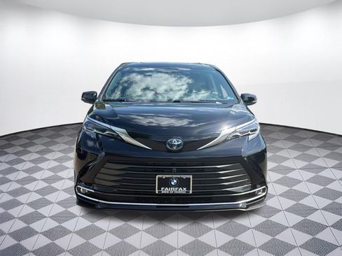 Used 2025 Toyota Sienna Platinum AWD/4WD image 6