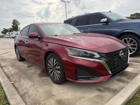Used 2023 Nissan Altima 2.5 SV FWD image 2