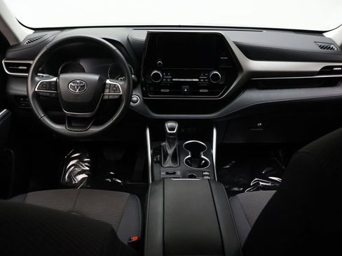 Used 2024 Toyota Highlander LE AWD/4WD image 24