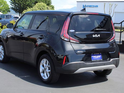 Used 2023 Kia Soul S FWD image 4