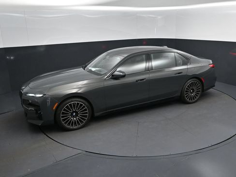 Certified 2026 BMW 740i w/ Executive Package RWD image 31