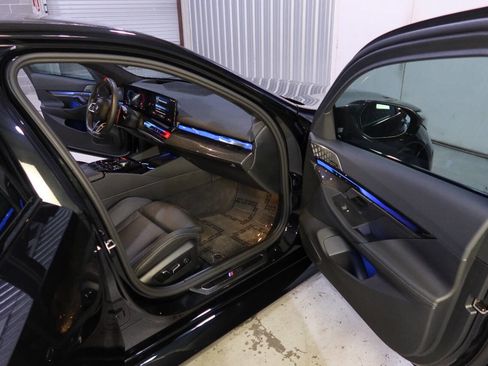 Used 2025 BMW M5 w/ Carbon Package image 12
