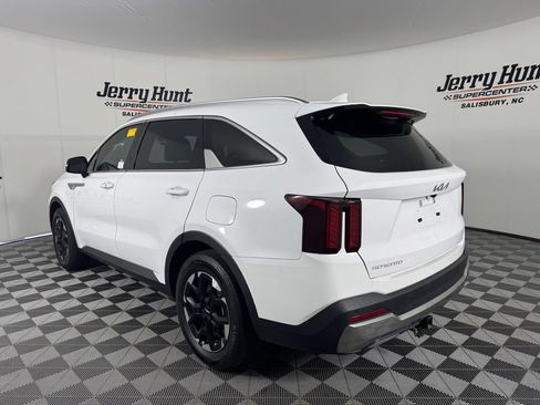 Used 2024 Kia Sorento S w/ Panoramic Sunroof Package FWD image 9
