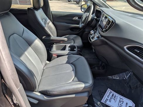 Used 2025 Chrysler Pacifica Select FWD image 8