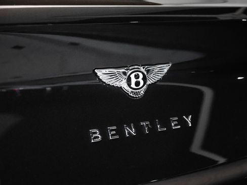 Used 2025 Bentley Bentayga image 14