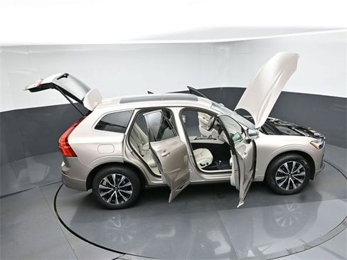 Used 2023 Volvo XC60 B5 Plus image 45