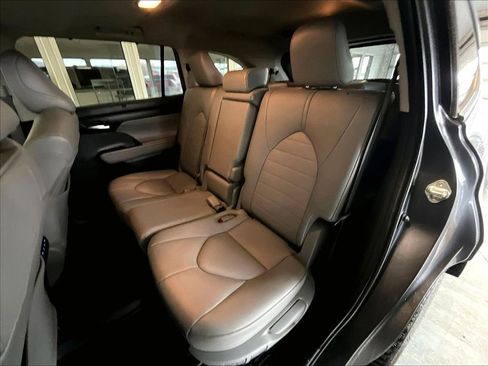 Used 2021 Toyota Highlander XLE AWD/4WD image 15