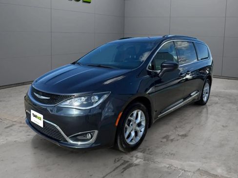Used 2020 Chrysler Pacifica Touring-L FWD image 46