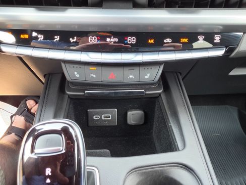 Used 2024 Cadillac XT4 Premium Luxury AWD/4WD image 44