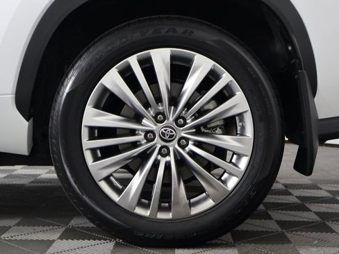 Used 2023 Toyota Highlander Platinum FWD image 17