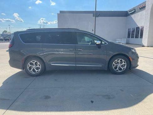 Used 2023 Chrysler Pacifica Limited FWD image 5