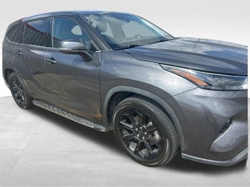 Used 2022 Toyota Highlander LE image 5