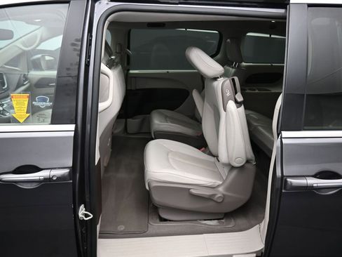 Used 2021 Chrysler Pacifica Touring-L image 39