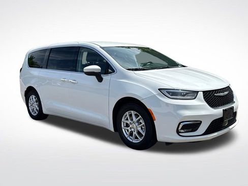 Used 2023 Chrysler Pacifica Touring-L FWD image 9