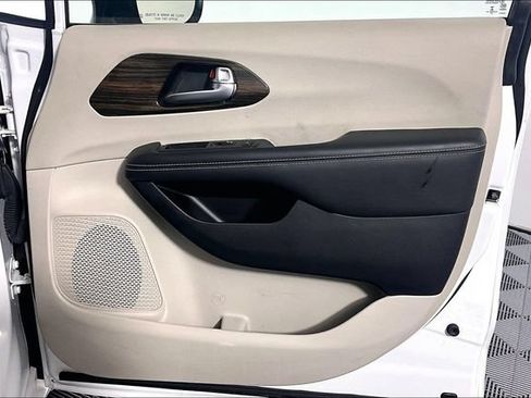 Used 2023 Chrysler Pacifica Limited FWD image 27
