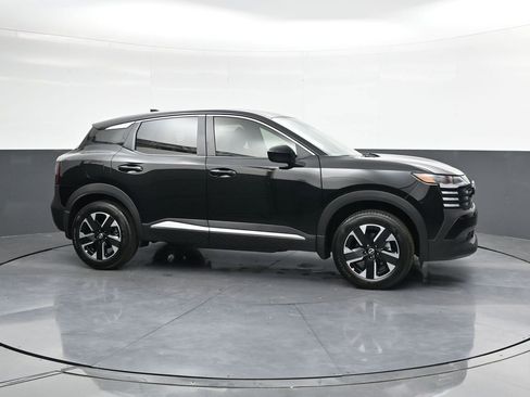 Certified 2025 Nissan Kicks SV image 3