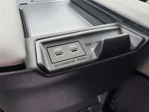 Used 2025 Toyota Sienna XLE image 12