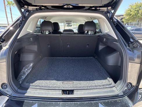 Used 2025 Volkswagen Tiguan SE FWD image 8