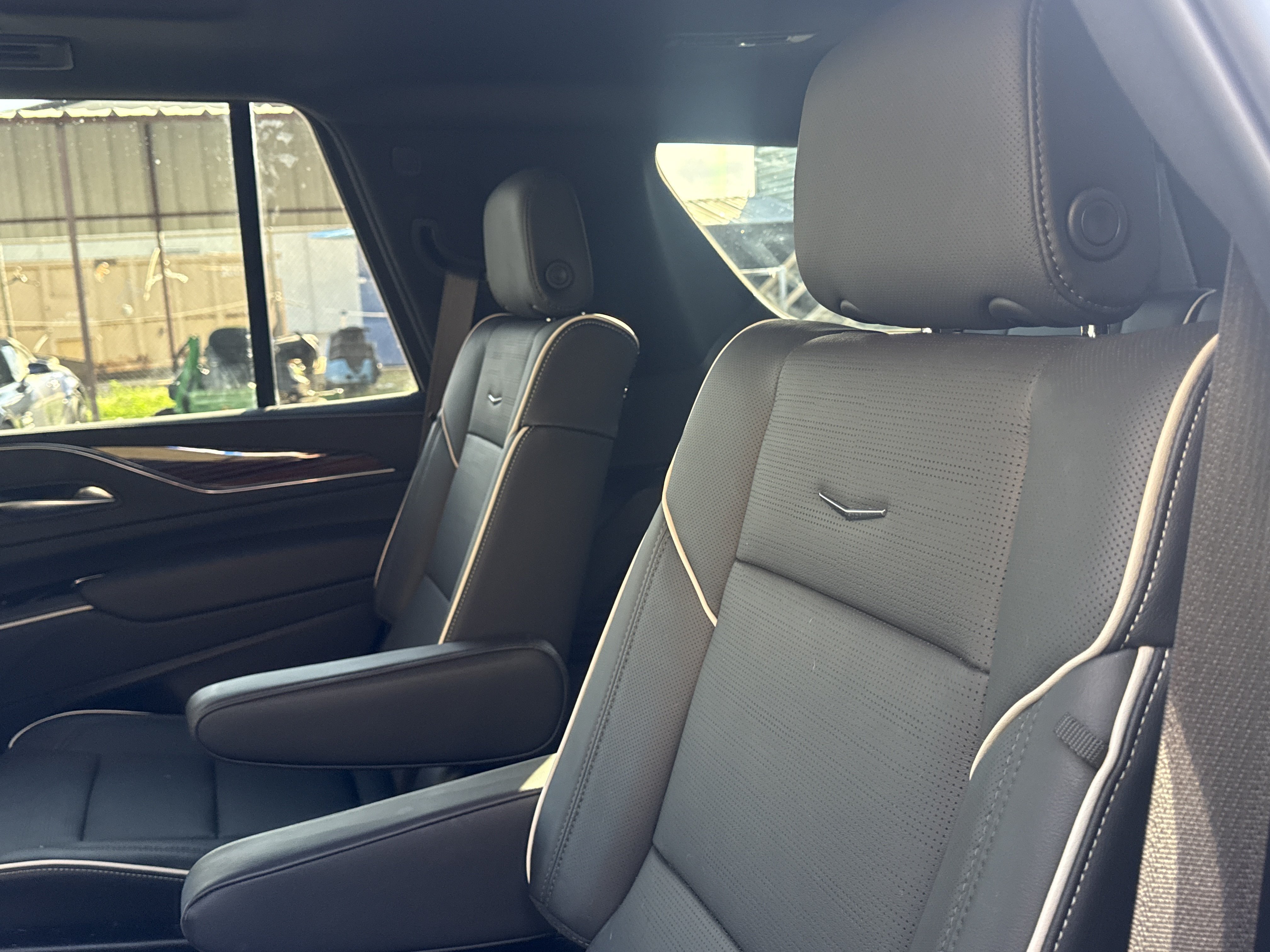 Used 2024 Cadillac Escalade Premium Luxury w/ Performance Package AWD/4WD image 7