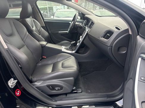 Used 2015 Volvo V60 T5 Cross Country image 25