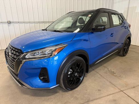Used 2023 Nissan Kicks SR w/ SR Premium Package FWD image 6