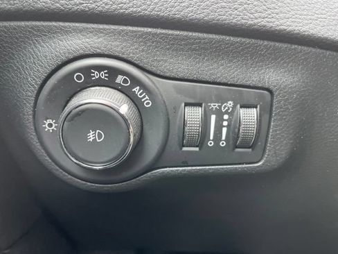 Used 2018 Jeep Compass Latitude w/ Cold Weather Group AWD/4WD image 17
