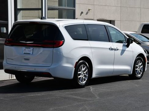 Used 2025 Chrysler Pacifica Select FWD image 7