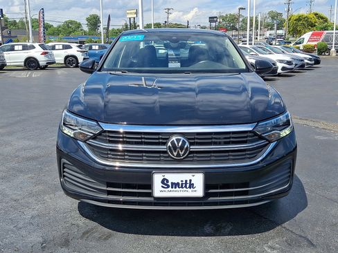 Certified 2023 Volkswagen Jetta SE w/ Panoramic Sunroof Package FWD image 2