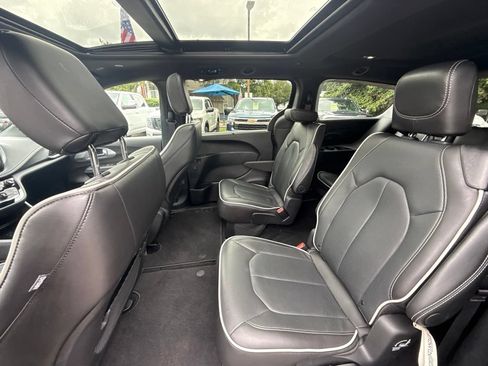 Used 2026 Chrysler Pacifica Limited FWD image 15