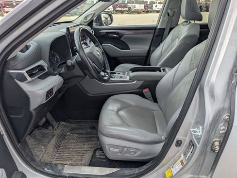 Used 2021 Toyota Highlander Platinum image 2
