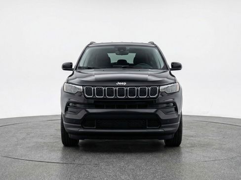 Used 2025 Jeep Compass Latitude image 2