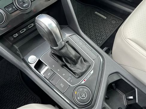 Used 2018 Volkswagen Tiguan SEL AWD/4WD image 28
