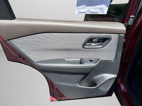 Used 2023 Nissan Rogue SV image 13