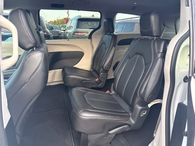 Certified 2024 Chrysler Pacifica Touring-L FWD image 19