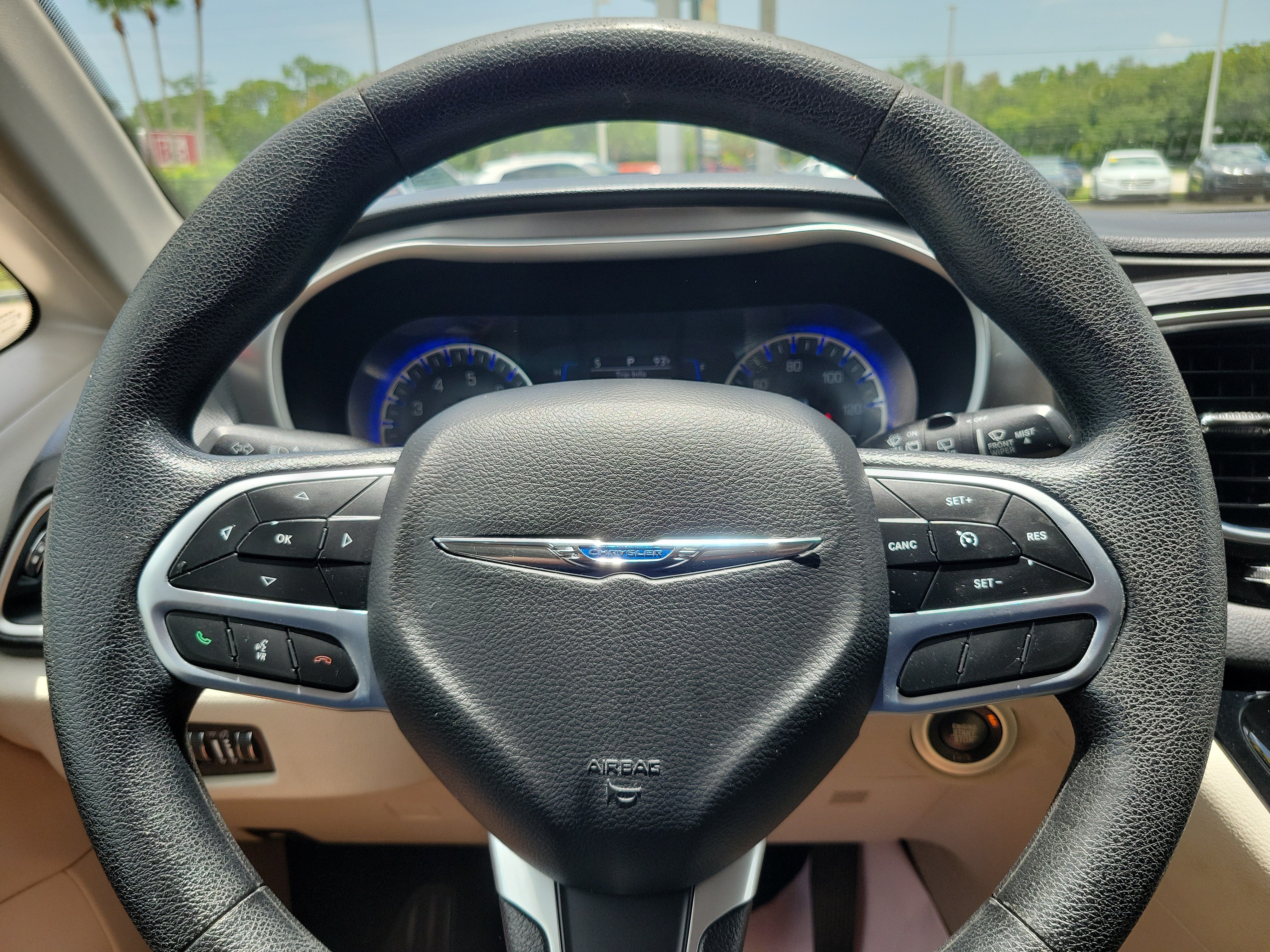 Used 2020 Chrysler Pacifica Touring FWD image 16
