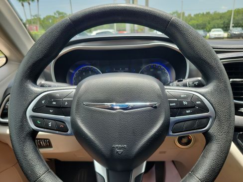 Used 2020 Chrysler Pacifica Touring FWD image 16