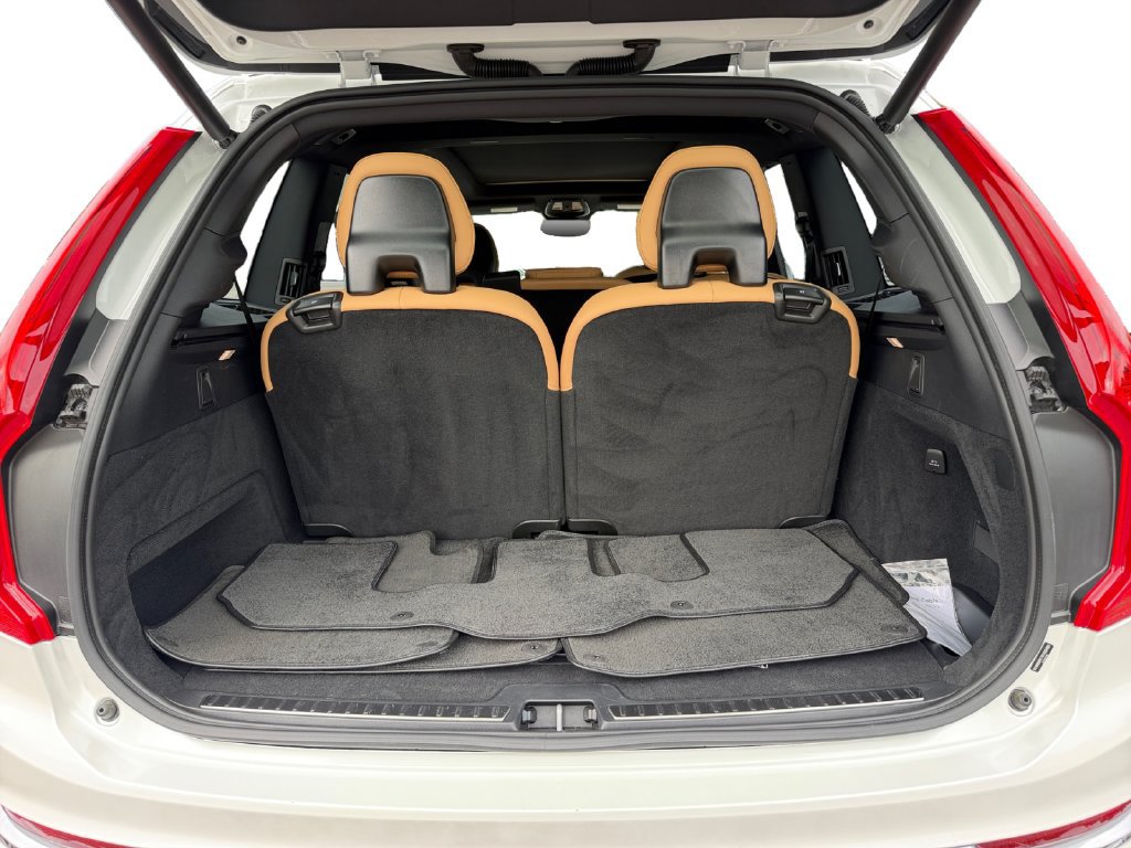 Certified 2025 Volvo XC90 T8 Ultra AWD/4WD image 11