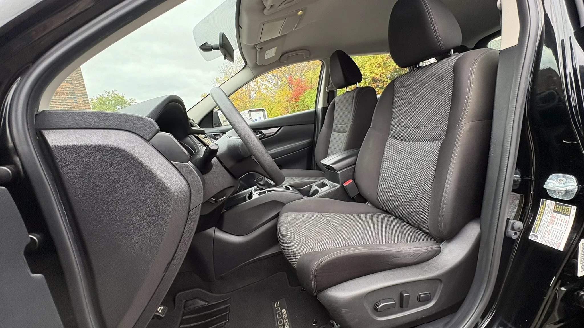 Used 2017 Nissan Rogue Sport SV FWD image 2