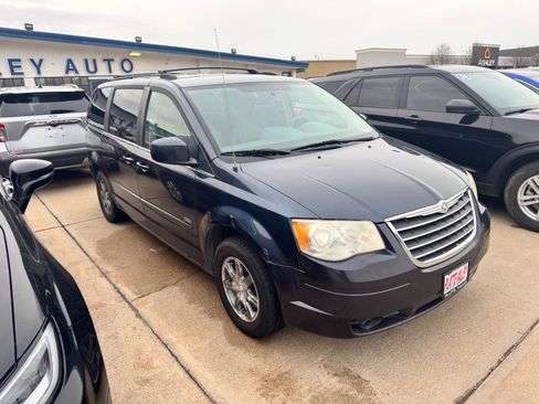 Used 2008 Chrysler Town & Country Touring image 3