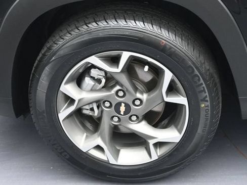 Used 2025 Chevrolet Trax LT w/ LT Convenience Package FWD image 7