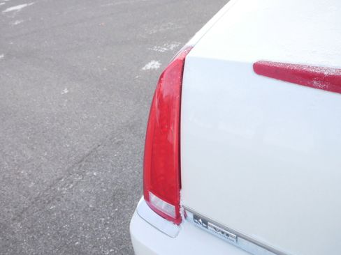 Used 2011 Cadillac DTS Premium image 17