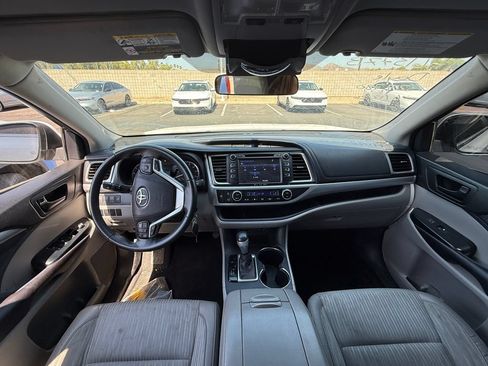 Used 2016 Toyota Highlander Plus FWD image 7