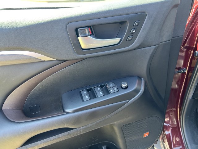Used 2019 Toyota Highlander Limited Platinum AWD/4WD image 11
