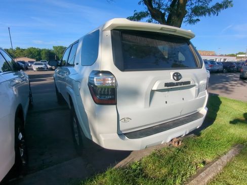 Used 2018 Toyota 4Runner SR5 AWD/4WD image 4