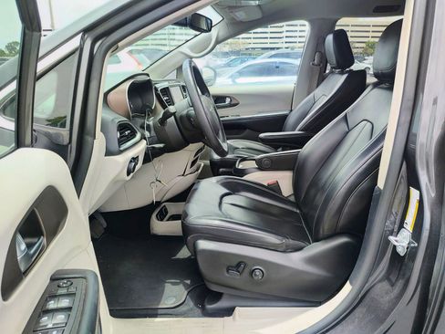Used 2020 Chrysler Voyager Lxi image 12