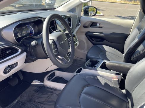 Used 2024 Chrysler Pacifica Limited FWD image 10