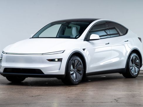 Used 2026 Tesla Model Y 2WD image 3